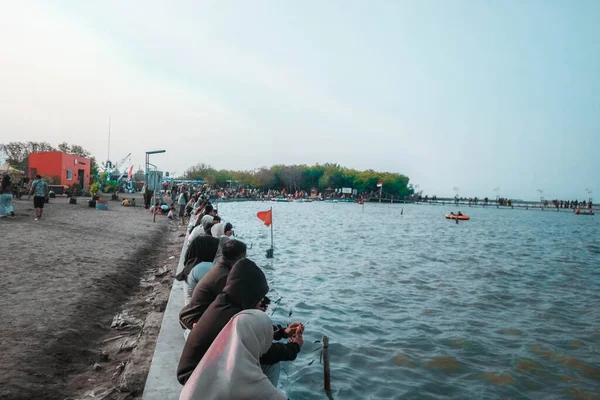 Sabah Kejawanan plajında, plaj turu lastik botla, Cirebon, Endonezya, 01 Eylül 2023