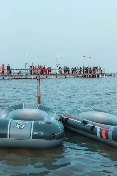 Sabah Kejawanan plajında, plaj turu lastik botla, Cirebon, Endonezya, 01 Eylül 2023
