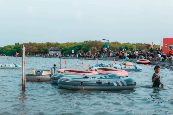 Sabah Kejawanan plajında, plaj turu lastik botla, Cirebon, Endonezya, 01 Eylül 2023