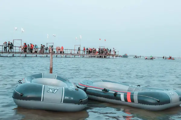 Sabah Kejawanan plajında, plaj turu lastik botla, Cirebon, Endonezya, 01 Eylül 2023