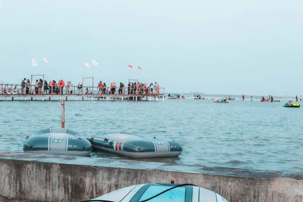 Sabah Kejawanan plajında, plaj turu lastik botla, Cirebon, Endonezya, 01 Eylül 2023