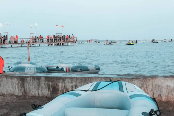 Sabah Kejawanan plajında, plaj turu lastik botla, Cirebon, Endonezya, 01 Eylül 2023