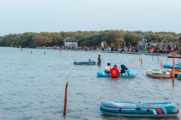 Sabah Kejawanan plajında, plaj turu lastik botla, Cirebon, Endonezya, 01 Eylül 2023