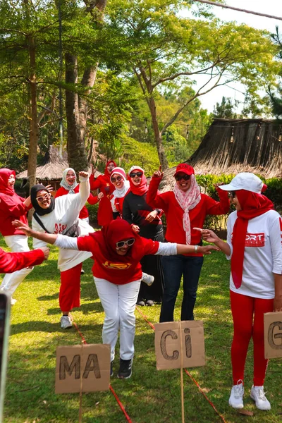 Grupp Indonesiska Kvinnor Firar Seger Med Människor Som Håller Flaggor — Stockfoto