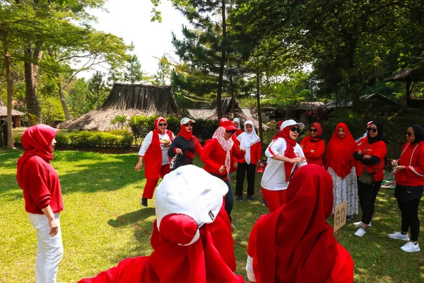 Группа Индонезийских Женщин Празднует Победу Людьми Держащими Флаги День Независимости — стоковое фото