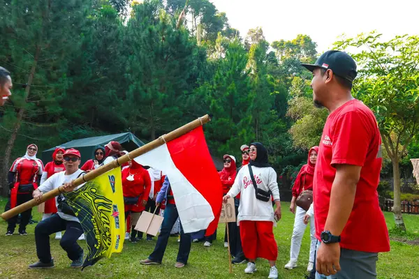 インドネシア独立記念日に旗を掲げる人々との勝利を祝うインドネシアの女性のグループ 2023 インドネシア — ストック写真