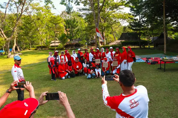 Grupo Mujeres Indonesias Celebrando Victoria Con Personas Con Banderas Día — Foto de Stock