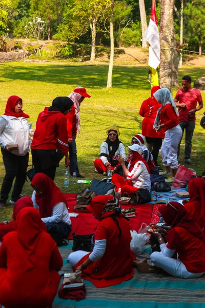 Endonezyalı kadınlar zaferi Endonezya 'nın bağımsızlık gününde bayrak sallayarak kutluyorlar.