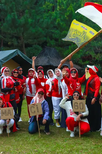 Grupp Indonesiska Kvinnor Firar Seger Med Människor Som Håller Flagga — Stockfoto