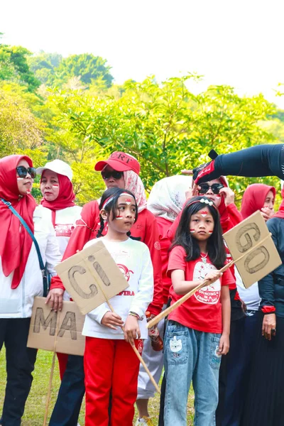 Gruppe Indonesischer Frauen Feiert Sieg Mit Fahnenhaltern Indonesischen Unabhängigkeitstag — Stockfoto