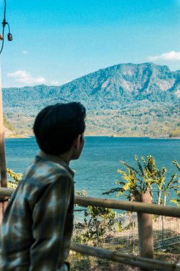 Darma Reservoir ve Kuningan Reservoir 'daki doğal manzara. Kuningan, Batı Java, Endonezya 7 Eylül 2023' te çok güzel tepeleri ve ağaçları var. 