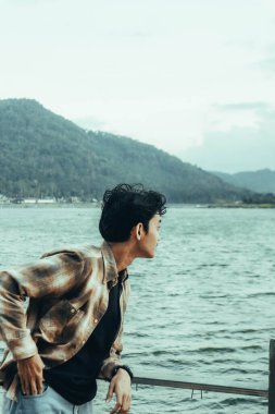 Darma Reservoir ve Kuningan Reservoir 'daki doğal manzara. Kuningan, Batı Java, Endonezya 7 Eylül 2023' te çok güzel tepeleri ve ağaçları var. 