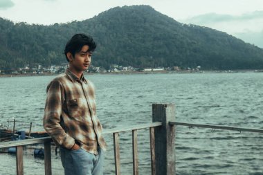 Darma Reservoir ve Kuningan Reservoir 'daki doğal manzara. Kuningan, Batı Java, Endonezya 7 Eylül 2023' te çok güzel tepeleri ve ağaçları var. 