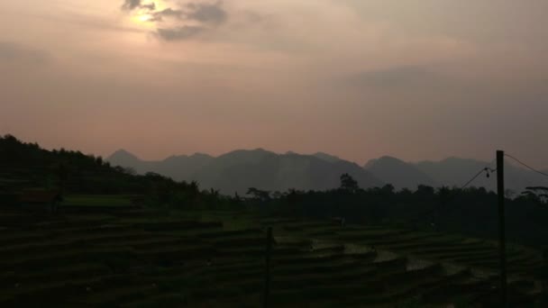 Tepelerdeki Günbatımı Atmosferi Çok Serin — Stok video