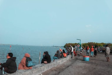 Kejawanan deniz veya plajı 7 Eylül 2023 'te Cirebon, Batı Java, Endonezya' da çok popüler bir turizm merkezidir.