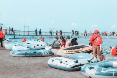 Kejawanan deniz veya plajı 7 Eylül 2023 'te Cirebon, Batı Java, Endonezya' da çok popüler bir turizm merkezidir.