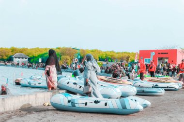 Kejawanan deniz veya plajı 7 Eylül 2023 'te Cirebon, Batı Java, Endonezya' da çok popüler bir turizm merkezidir.