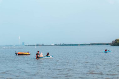 Kejawanan deniz veya plajı 7 Eylül 2023 'te Cirebon, Batı Java, Endonezya' da çok popüler bir turizm merkezidir.