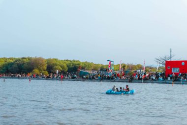 Kejawanan deniz veya plajı 7 Eylül 2023 'te Cirebon, Batı Java, Endonezya' da çok popüler bir turizm merkezidir.