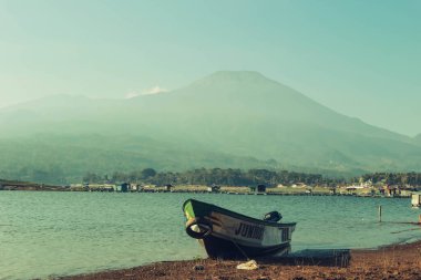 Darma Kuningan gölündeki gemiler 10 Eylül 2023 'te Endonezya' da balık tutuyor.