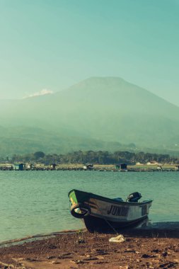 Darma Kuningan gölündeki gemiler 10 Eylül 2023 'te Endonezya' da balık tutuyor.