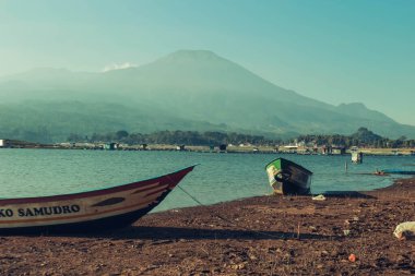 Darma Kuningan gölündeki gemiler 10 Eylül 2023 'te Endonezya' da balık tutuyor.