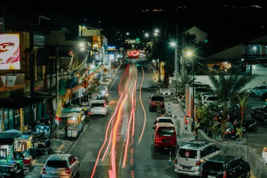 Kuning, Batı Java, Endonezya 'da gece ışığı uzun süre görülür.