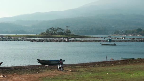 Lodě Jsou Aktivní Rybolovu Velké Nádrži Darma Kuningan — Stock video