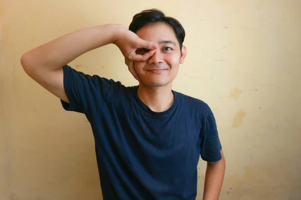 Endonezyalı Bir Çocuk Kameranın Önünde Gülümseyerek Poz Veren Yetişkin Bir — Stok fotoğraf