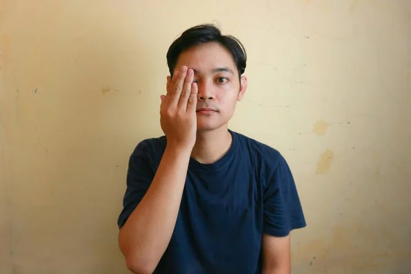 Indonéský Chlapec Nebo Dospělý Muž Který Pózuje Před Kamerou Úsměvem — Stock fotografie