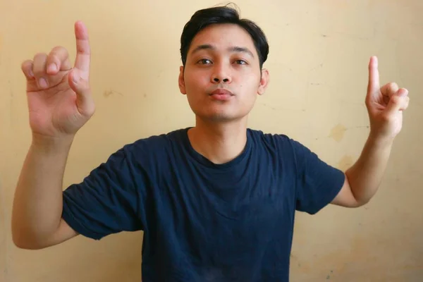 Indonesisk Pojke Eller Vuxen Man Som Poserar Framför Kameran Med — Stockfoto