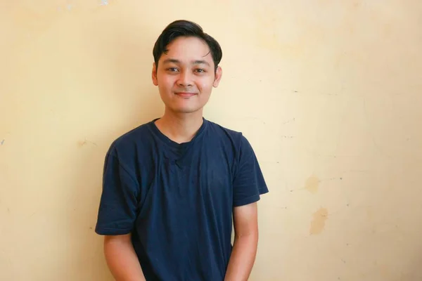 Chico Indonesio Adulto Que Posa Delante Cámara Con Una Sonrisa —  Fotos de Stock