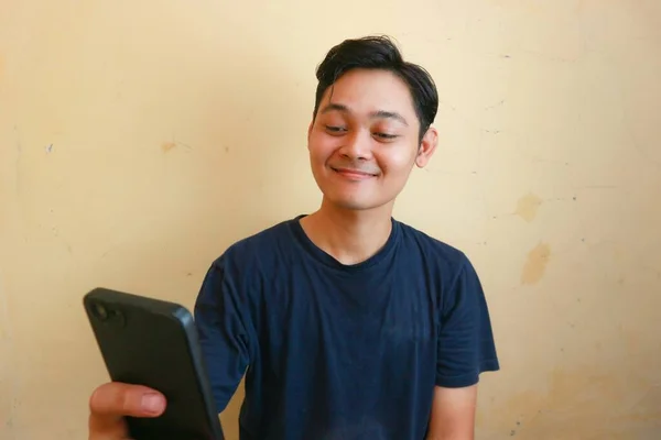 Endonezyalı Bir Çocuk Kameranın Önünde Gülümseyerek Poz Veren Yetişkin Bir — Stok fotoğraf