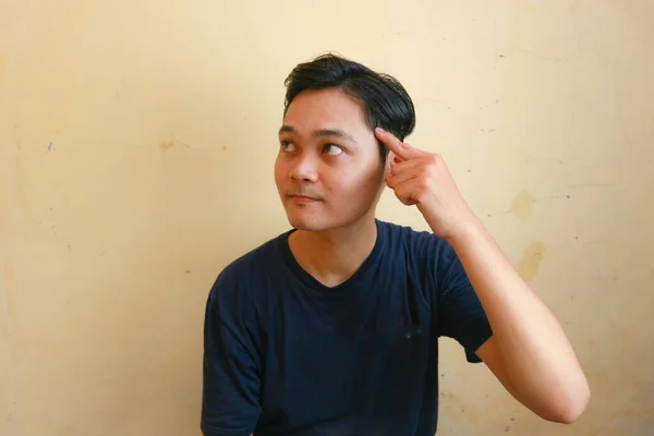Ein Indonesischer Junge Oder Erwachsener Mann Der Mit Einem Lächeln — Stockfoto