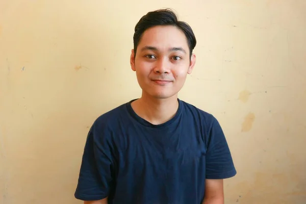 Băiat Indonezian Sau Bărbat Adult Care Prezintă Fața Camerei Zâmbet — Fotografie, imagine de stoc