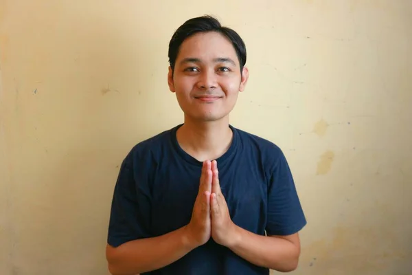 Een Indonesische Jongen Volwassen Man Die Met Een Glimlach Een — Stockfoto