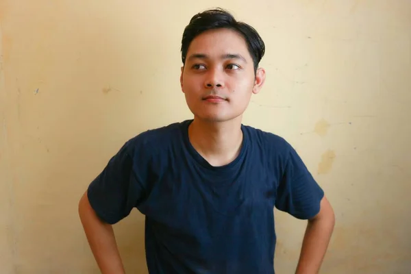 Ragazzo Indonesiano Uomo Adulto Che Posa Davanti Alla Telecamera Con — Foto Stock