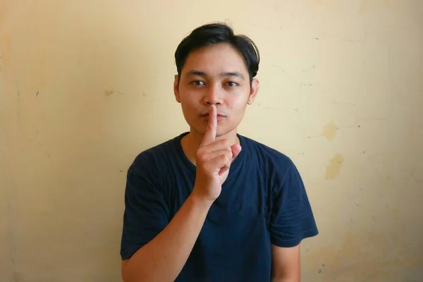 Indonesisk Pojke Eller Vuxen Man Som Poserar Framför Kameran Med — Stockfoto