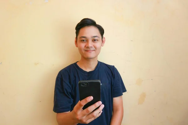 Menino Indonésio Homem Adulto Que Posa Frente Câmera Com Sorriso — Fotografia de Stock