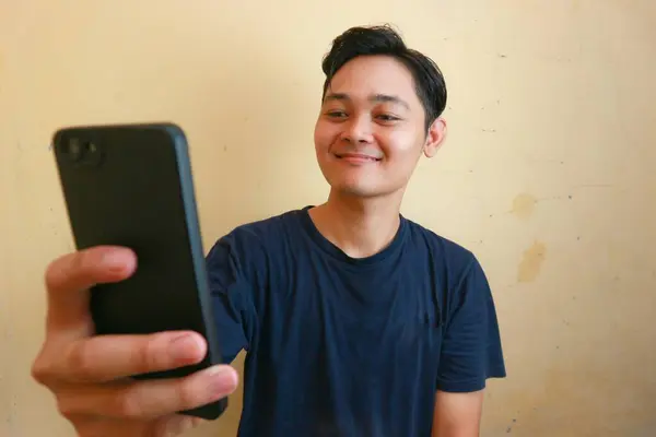 Ragazzo Indonesiano Uomo Adulto Che Posa Davanti Alla Telecamera Con — Foto Stock