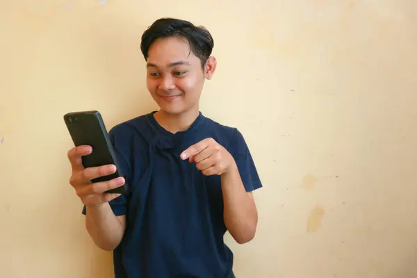 Індонезійський Хлопчик Або Дорослий Чоловік Який Позує Перед Камерою Посмішкою — стокове фото