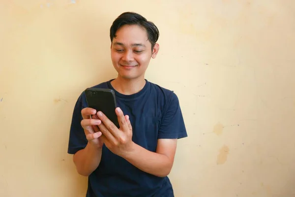 Indonéský Chlapec Nebo Dospělý Muž Který Pózuje Před Kamerou Úsměvem — Stock fotografie