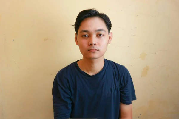 Băiat Indonezian Sau Bărbat Adult Care Prezintă Fața Camerei Zâmbet — Fotografie, imagine de stoc