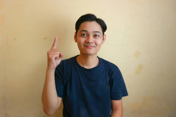 Menino Indonésio Homem Adulto Que Posa Frente Câmera Com Sorriso — Fotografia de Stock