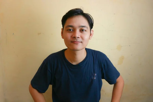 Egy Indonéz Fiú Vagy Felnőtt Férfi Aki Mosollyal Nagyon Arckifejezéssel — Stock Fotó