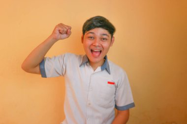 Endonezyalı erkek lise öğrencileri gri ve beyaz üniformalar giyerler. Sarı bir arkaplanda ve çok çeşitli ifadelerle izole edilmiş.