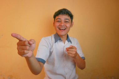 Endonezyalı erkek lise öğrencileri gri ve beyaz üniformalar giyerler. Sarı bir arkaplanda ve çok çeşitli ifadelerle izole edilmiş.