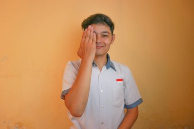 Endonezyalı erkek lise öğrencileri gri ve beyaz üniformalar giyerler. Sarı bir arkaplanda ve çok çeşitli ifadelerle izole edilmiş.