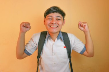 Endonezyalı erkek lise öğrencileri gri ve beyaz üniformalar giyerler. Sarı bir arkaplanda ve çok çeşitli ifadelerle izole edilmiş.