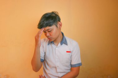 Endonezyalı erkek lise öğrencileri gri ve beyaz üniformalar giyerler. Sarı bir arkaplanda ve çok çeşitli ifadelerle izole edilmiş.